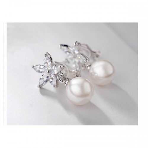 Cercei din argint clips model floral cu perla alba cu elemente swarovski